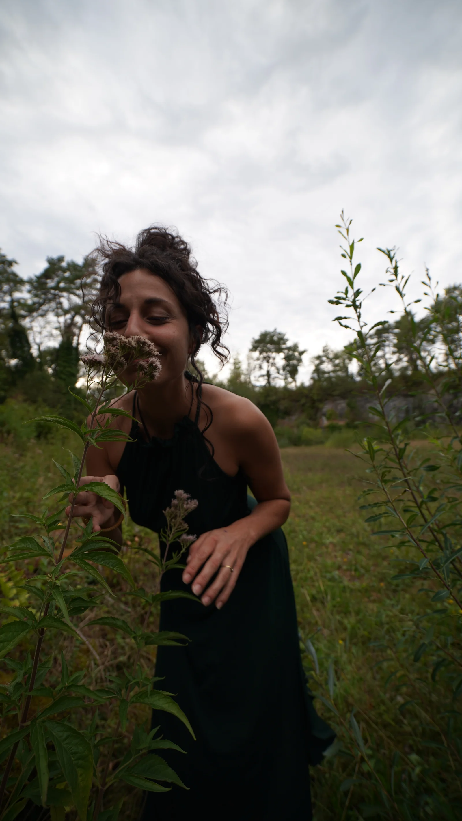Ju auprès des plantes du jardin